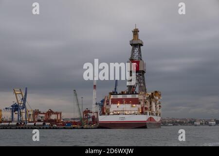 Nach den Wartungsarbeiten im Hafen von Mersin Tasucu ist das dritte türkische Bohrschiff Kanuni in ?stanbul angekommen. Der Turm des Kanuni-Bohrschiffes wird für die Überquerung des Bosporus demontiert, danach wird das Schiff zum Schwarzen Meer fahren, um an der Öl- und Erdgasexploration teilzunehmen. Laut der türkischen Regierung in diesem Jahr Auf der Schwarzsee wurden 405 Milliarden Kubikmeter Erdgas gefunden. Stockfoto
