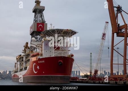 Nach den Wartungsarbeiten im Hafen von Mersin Tasucu ist das dritte türkische Bohrschiff Kanuni in ?stanbul angekommen. Der Turm des Kanuni-Bohrschiffes wird für die Überquerung des Bosporus demontiert, danach wird das Schiff zum Schwarzen Meer fahren, um an der Öl- und Erdgasexploration teilzunehmen. Laut der türkischen Regierung in diesem Jahr Auf der Schwarzsee wurden 405 Milliarden Kubikmeter Erdgas gefunden. Stockfoto