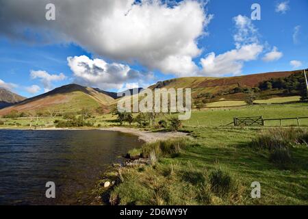 Die unberührte Landschaft am nördlichen Ende der Küste von Wastwater im Lake District National Park. Berge und Fjälls sind rund um den See zu sehen. Stockfoto
