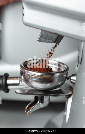 Kaffeemühle Mahlen frisch geröstete Bohnen zu einem Pulver machen Stockfoto