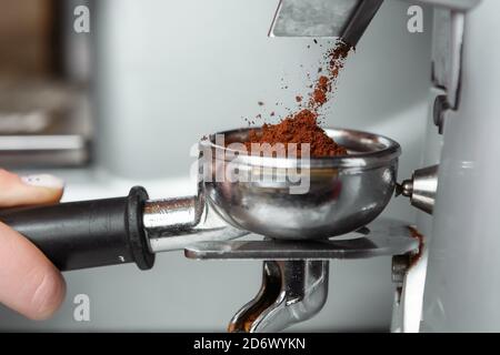 Kaffeemühle Mahlen frisch geröstete Bohnen zu einem Pulver machen Stockfoto