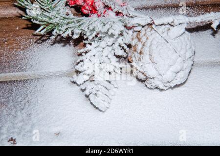 Weihnachtsdekoration. Weihnachtshirsch aus Kiefernästen und Kiefernkegel auf weißem Hintergrund. Stockfoto