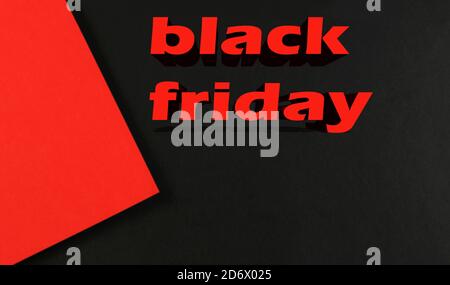 Roter Zeiger auf dem schwarzen Papierhintergrund mit Text Schwarzer Freitag. Platz für Ihren Text, für Ihre Werbung. Stockfoto