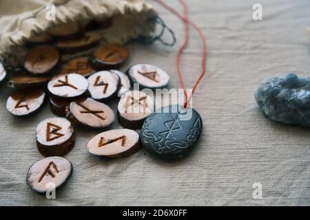 Hausgemachte Holzrunen in einem Leinwandbeutel mit einem Talisman Runoscript Stockfoto