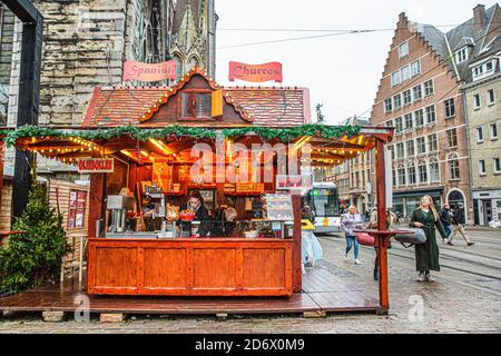 16. Dezember 2019, Gent, Belgien. Beleuchteter Weihnachtsmarkt Kiosk mit Essen. Festliche Atmosphäre. Stockfoto