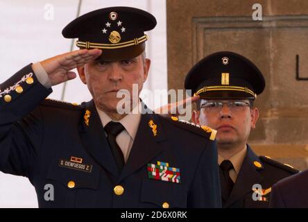 TLAXCALA, MEXIKO - 9. MAI 2013: (Fotodatei) Verteidigungsminister von Mexiko, Salvador Cienfuegos, während der Feier des XCII-Jahrestages der Anklage von Sable am 9. Mai 2010 in Tlaxcala, Mexiko. *das Gericht für den Ostbezirk von New York beschuldigte Salvador Cienfuegos Zepeda, Mexikos ehemaligen Verteidigungsminister, angeblich seine öffentliche Position missbraucht zu haben, um einem mexikanischen Kartell zu helfen, das tausende Kilogramm Kokain, Heroin, Methamphetamin und Marihuana in die Vereinigten Staaten im Austausch für Bestechungsgelder verbringt.* Quelle: Leonardo Casas/Eyepix Group/The Photo Access Stockfoto