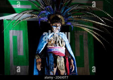 Mexiko-Stadt, Mexiko. Oktober 2020. MEXIKO-STADT, MEXIKO - 18. OKTOBER: Eine Person spielt während der Show der Legende der weinenden Frau (La llorona), Wer ist eine prähispanische Legende, Teil der mexikanischen Traditionen, in der Wirklichkeit La Llorona Legende erinnern sie als prähispanische Traditionen als Teil der Tag der Toten (Dia de Muertos) Feiern am 18. Oktober 2020 in Mexiko-Stadt, Mexiko. Kredit: Leonardo Casas/Eyepix Gruppe/Der Fotozugang Gutschrift: Der Fotozugang/Alamy Live Nachrichten Stockfoto