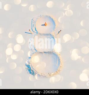 Neujahrskonzept, ein Schneemann aus Mehl mit einem Karotten Nom und Hände passt, in Neonlicht. Stockfoto