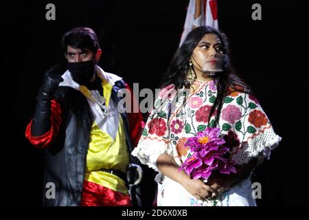 Mexiko-Stadt, Mexiko. Oktober 2020. MEXIKO-STADT, MEXIKO - 18. OKTOBER: Eine Person spielt während der Show der Legende der weinenden Frau (La llorona), Wer ist eine prähispanische Legende, Teil der mexikanischen Traditionen, in der Wirklichkeit La Llorona Legende erinnern sie als prähispanische Traditionen als Teil der Tag der Toten (Dia de Muertos) Feiern am 18. Oktober 2020 in Mexiko-Stadt, Mexiko. Kredit: Leonardo Casas/Eyepix Gruppe/Der Fotozugang Gutschrift: Der Fotozugang/Alamy Live Nachrichten Stockfoto