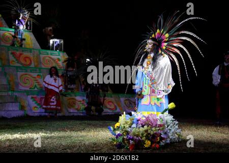 Mexiko-Stadt, Mexiko. Oktober 2020. MEXIKO-STADT, MEXIKO - 18. OKTOBER: Eine Person spielt während der Show der Legende der weinenden Frau (La llorona), Wer ist eine prähispanische Legende, Teil der mexikanischen Traditionen, in der Wirklichkeit La Llorona Legende erinnern sie als prähispanische Traditionen als Teil der Tag der Toten (Dia de Muertos) Feiern am 18. Oktober 2020 in Mexiko-Stadt, Mexiko. Kredit: Leonardo Casas/Eyepix Gruppe/Der Fotozugang Gutschrift: Der Fotozugang/Alamy Live Nachrichten Stockfoto