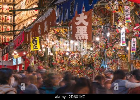 asakusa, japan - november 08 2019: Ausstellung von glückverheißenden Bambus-Rechen oder Engi Kumade an Händler verkauft, um Erfolg im Geschäft während der Tori-no haben Stockfoto