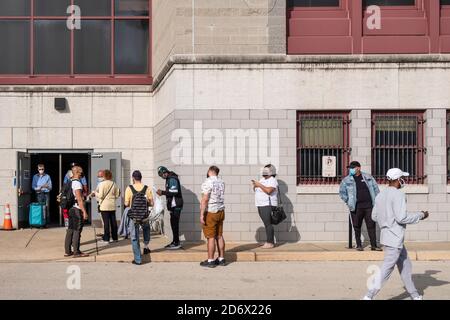 19. Oktober, frühe Abstimmungslinien (vier Stunden warten), High School for Performing Arts, Philadelphia, Pennsylvania Stockfoto