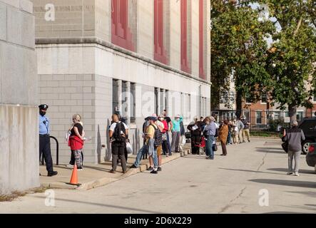 19. Oktober, frühe Abstimmungslinien (vier Stunden warten), High School for Performing Arts, Philadelphia, Pennsylvania Stockfoto