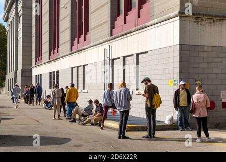 19. Oktober, frühe Abstimmungslinien (vier Stunden warten), High School for Performing Arts, Philadelphia, Pennsylvania Stockfoto