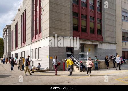 19. Oktober, frühe Abstimmungslinien (vier Stunden warten), High School for Performing Arts, Philadelphia, Pennsylvania Stockfoto