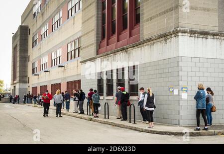 19. Oktober, frühe Abstimmungslinien (vier Stunden warten), High School for Performing Arts, Philadelphia, Pennsylvania Stockfoto