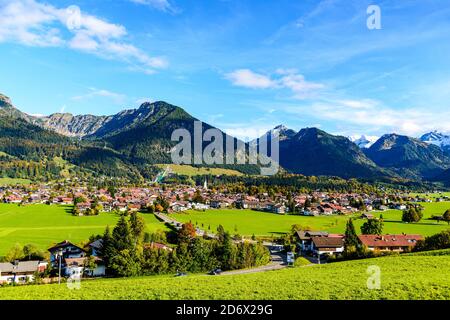 Panoramablick auf Obersdorf im Allgau. Rubihorn, Nebelhorn Berg, Bayern, Bayern, Deutschland. Großer Klottenkopf, alpen Berge in Tirol, Aust Stockfoto