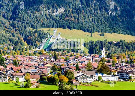 Panoramablick auf Obersdorf im Allgau, Schattenbergschanze, Sprungschanze, Kirche. Bayern, Bayern, Deutschland. Stockfoto