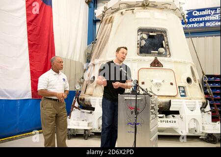 McGregor, Texas, USA. Juni 2012. NASA-Administrator CHARLES BOLDEN, links, hört, wie SpaceX CEO und Chief Designer ELON MUSK Fragen über die private Dragon-Raumsonde beantwortet, die am 31. Mai nach der Lieferung von Lieferungen an die Internationale Raumstation zur Erde zurückgekehrt ist. Quelle: Bob Daemmrich/ZUMA Wire/Alamy Live News Stockfoto