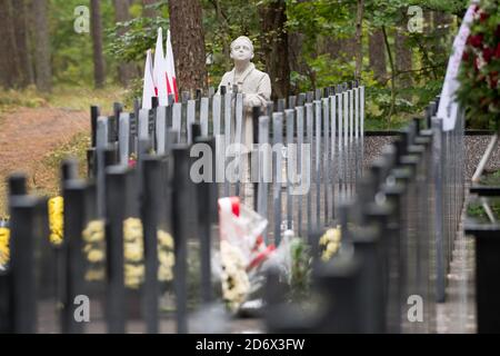 Eines von mindestens 30 Massengräbern von 12.000 bis 14.000 polnischen Intellektuellen (Nationalaktivisten, Lehrer, Priester) aus Kazuby und Pommern, Extermina Stockfoto