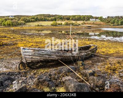 Boote, die an der Küste in Badachro, Loch Gairloch, North West Highlands von Schottland verlassen wurden Stockfoto