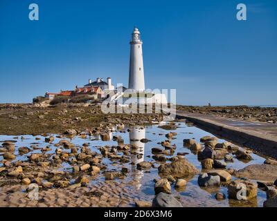 St. Mary's Lighthouse and Reflection hat den Damm in Whitley Bay, Großbritannien, eingenommen Stockfoto