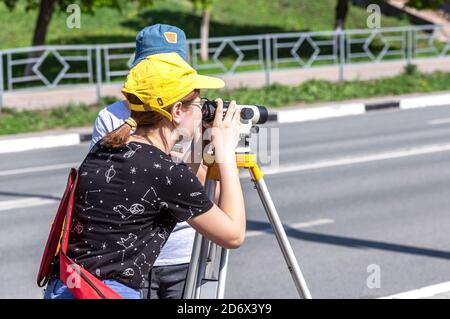 Samara, Russland - 12. Juni 2019: Vermessungsingenieur Arbeiter, die Messungen mit geodätischen optischen Ebene.topographische Untersuchung. Geodätische Werke Stockfoto