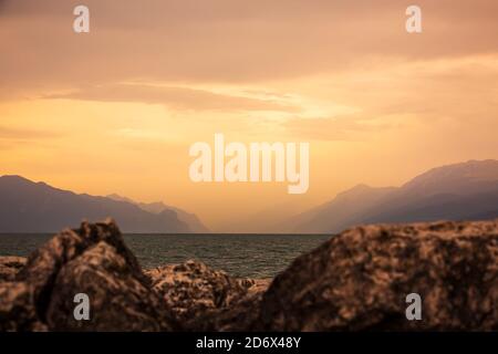 Schönen Sonnenuntergang Wolken über den Gardasee und die Berglandschaft, Desenzano, Brescia, Lombardei, Italien. Stockfoto