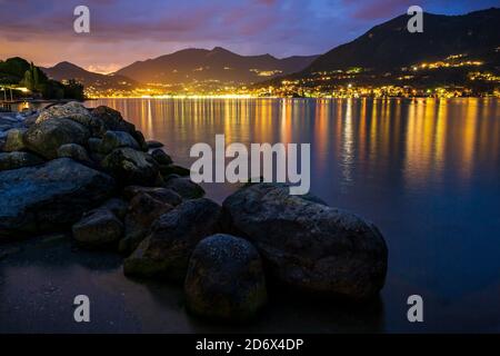 Salo, Italien, wunderschönen Sonnenuntergang über Wasser am Gardasee Stockfoto