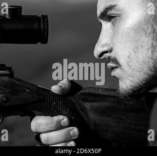 Nahaufnahme Ziel mit optischem Sichtfeld. Nahaufnahme Scharfschützen Karabiner bei der Outdoor-Jagd. Stockfoto