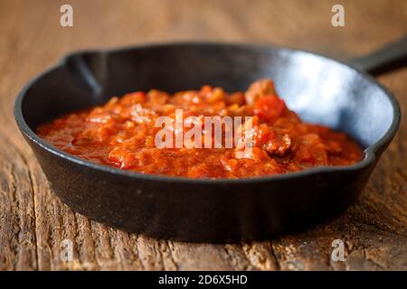 ungarischer Gulasch in einer Pfanne Stockfoto