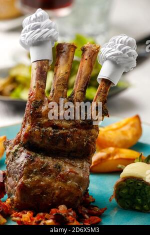Lammrippchen mit Rüschen und Salat Stockfoto