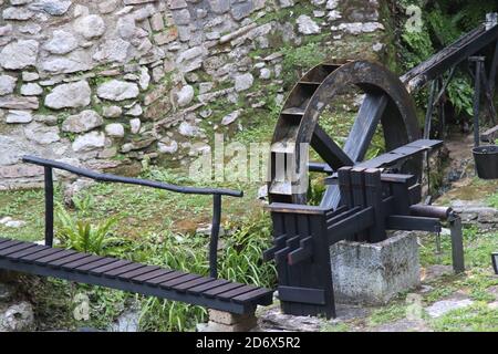 Hölzerne Oberräder mit Klingen einer alten Wassermühle Stockfoto