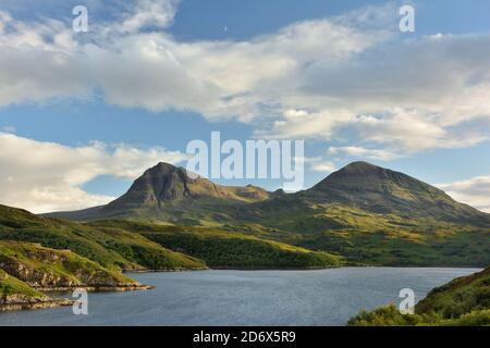 Segeln Sie Gharbh und Sail Ghorm corbetts vom Aussichtspunkt Kylesku aus. Quinag Berg von der Nordküste 500 Route in den schottischen Highlands Stockfoto