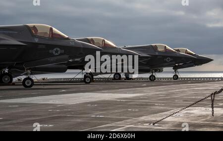 201010-N-LD903-1014 PAZIFISCHER OZEAN (OKT 10, 2020) – vier F-35B Blitzjäger IIS, zugewiesen Marine Fighter Attack Squadron (VMFA) 122, stehen an das Flugdeck an Bord des amphibischen Sturmschiffs USS Makin Island (LHD 8) angekettet. Die Makin Island Amphibious Ready Group und die 15. Marine Expeditionary Unit führen Routineoperationen im US-Einsatzgebiet der 3. Flotte durch. (USA Navy Foto von Mass Communication Specialist 3rd Class Ethan Jaymes Morrow) Stockfoto