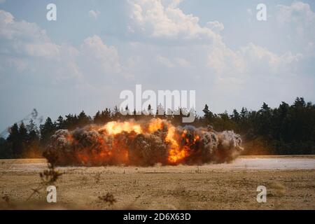 US-Soldaten, die dem Regimental Engineer Squadron, 2d Cavalry Regiment zugeordnet sind, führen ihre Bangalore Demo Range Training in Grafenwoehr Training Area, Deutschland, 10. August 2020. Die RES hat die Schulung zur Vorbereitung auf Noble Partner 20 durchgeführt. (USA Armee Foto von Sgt. LaShic Patterson) Stockfoto