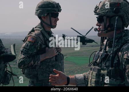 Ein US AH-64 Apache Hubschrauber fliegt von US Army 1st LT. Charlie Shields, zugeordnet zu der 4. Squadron, 2d Kavallerie Regiment, während ihres Aufrufs zum Feuertraining mit der 12. Combat Aviation Brigade in der Vaziani Training Area, Georgia, September 14, 2020. Die 4/2 Soldaten haben vom 7. Bis 18. September ihre Trainingsübung auf dem Ausbildungsgebiet Vaziani in Georgien erfolgreich abgeschlossen. Entwickelt, um regionale Partnerschaften zu verbessern und die Bereitschaft und Interoperabilität der US-Streitkräfte zu erhöhen, ermöglicht die Übung den Teilnehmern, Sniper- und Demo-Bereiche, situationsbezogene Trainingsübungen und li durchzuführen Stockfoto