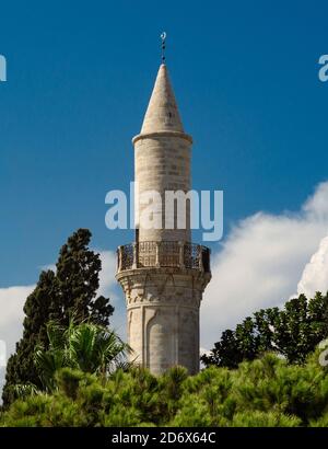 Der Titel der ersten osmanischen Moschee ist die große Moschee von Djami Kebir oder auf Türkisch wird sie Buyuk Cami genannt. Larnaca, Zypern Stockfoto