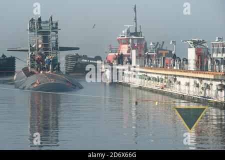 Das Los Angeles Klasse Schnellangriff U-Boot USS Newport News (SSN 750) wird in das schwimmende Trockendock ARDM 4 geführt, am Donnerstag, 15. Oktober 2020 an der U-Boot-Basis New London in Groton. Newport News wird regelmäßig planmäßige Wartungsarbeiten durchführen, während sie angedockt sind. (USA Navy Foto von John Narewski/veröffentlicht) Stockfoto