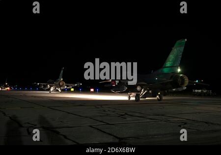 F-16 Fighting Falcon Kampfflugzeuge, die dem 180th Fighter Wing der Ohio National Guard zugewiesen wurden, bereiten sich auf den Start in den frühen Morgenstunden vor, O.T. 12, 2020, vor dem Abflug von der 180FW in Swanton, Ohio, für einen Aerospace Expeditionary Force-Einsatz. Der F-16-Einsatz ist Teil eines Flugpakets von 300 Airman zur Bekämpfung von Zonen im Zuständigkeitsbereich des Zentralkommandos, um die nationalen Sicherheitsziele unseres Landes zu verbessern. Die 180FW verfügt derzeit über weitere 100 Mitglieder, die in sechs Ländern der Welt eingesetzt werden und operative Fähigkeiten und Dominanz in Luft, Raumfahrt und bieten Stockfoto