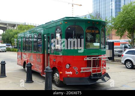 Grayline Tour Bus das Flussufer des Cumberland River in der Innenstadt von Nashville, Tennessee, USA. Stockfoto