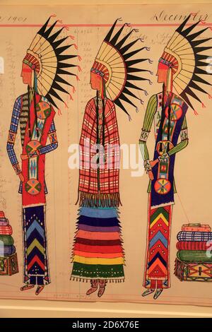 Krieg Bonnet Tanz gemalt auf antikem Ledger Papier von Lauren Good Day Giago Display im National Museum of the American Indian.New York City.New York.USA Stockfoto