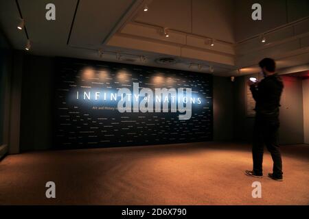 Ein Besucher, der das Neonzeichen von Infinity of Nations fotografiert, eine Ausstellung von Kunst und Geschichte in den Sammlungen des National Museum of the American Indian.New York City.USA Stockfoto