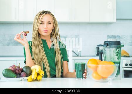 Spirulina für die Gewichtsabnahme. Vegan vegetarisches Gemüsekonzept. Gesunde Ernährung Smoothie Frühstück Essen. Fitness Ernährung Ernährung. Gemischt grün und orange Stockfoto