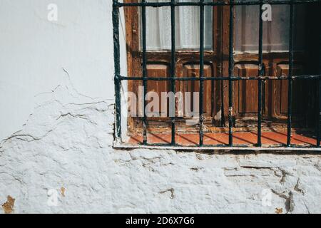 Altes staubiges Fenster in der Wand eines Hauses. Stockfoto