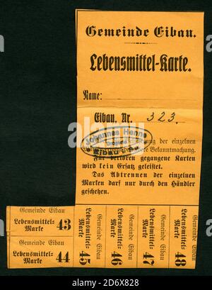 Europa, Deutschland, Sachsen, Eibau, Zeit des 1. Weltkrieg oder danach , Lebensmittelkarte , herausgegeben von der Gemeinde Eibau , Gültigkeit ist nicht genannt, wahrscheinlich 1917, 1918 oder nach dem Krieg , Größe 10 cm x 13,5 cm , Motiv darf nur für journalistische oder wissenschaftliche Zwecke genutzt werden, Rechte werden nicht vertreten. / Europa, Deutschland, Sachsen, Eibau, Zeit des Ersten Weltkrieges oder nach dem Krieg, Rationsmarken, herausgegeben von, gültig wohl 1917, 1918 oder nach dem Krieg, Größe 10 cm x 13,5 cm, Bild nur für journalistische oder wissenschaftliche Zwecke, es gibt keine Rechte. Stockfoto