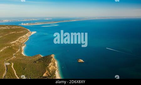 Luftaufnahme des blauen Atlantischen Ozeans, grüne Waldberge und Sandstrände. Galapinhos Beach und Serra da Arrabida, Portugal. Stockfoto