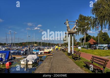 Touristen verbringen sonnigen Nachmittag auf dem Hafen des Sees Drwęca im Sommer in Ostróda, Polen Stockfoto