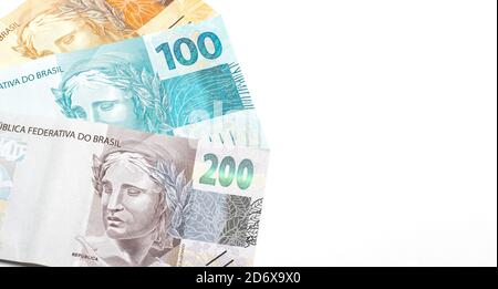 Brasilianisches Geld mit Platz für Text. Fünfzig, hundert und zweihundert echte Banknote. Echte Note isoliert auf Weiß. Stockfoto