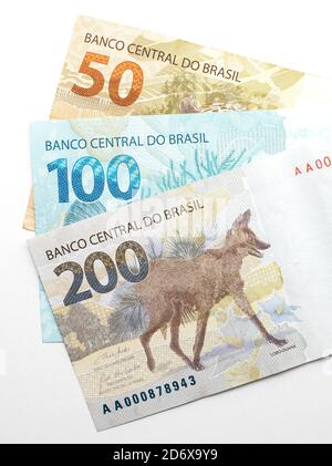 Rückseite der brasilianischen Banknoten. Brasilianische 200, 100 und 50 reais. Isoliert auf Weiß. Stockfoto